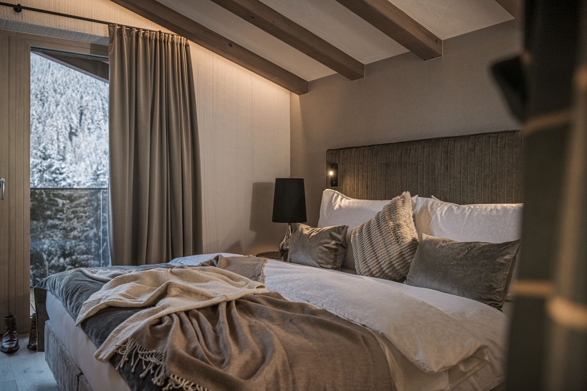 Doppelbett in der Suite Mountain View im Hotel Bergkristall Hippach