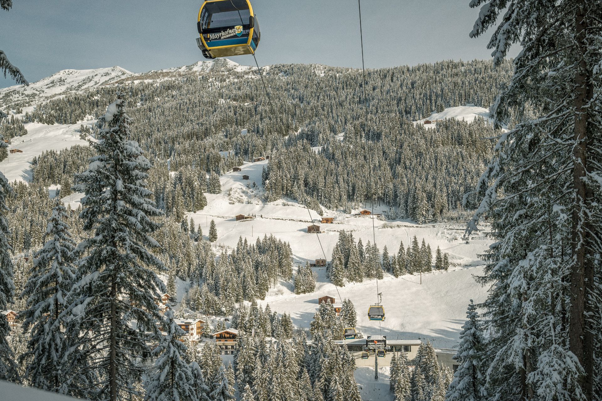 Hotelansicht im Winter von der Gondel aus - Hotel Bergkristall Hippach