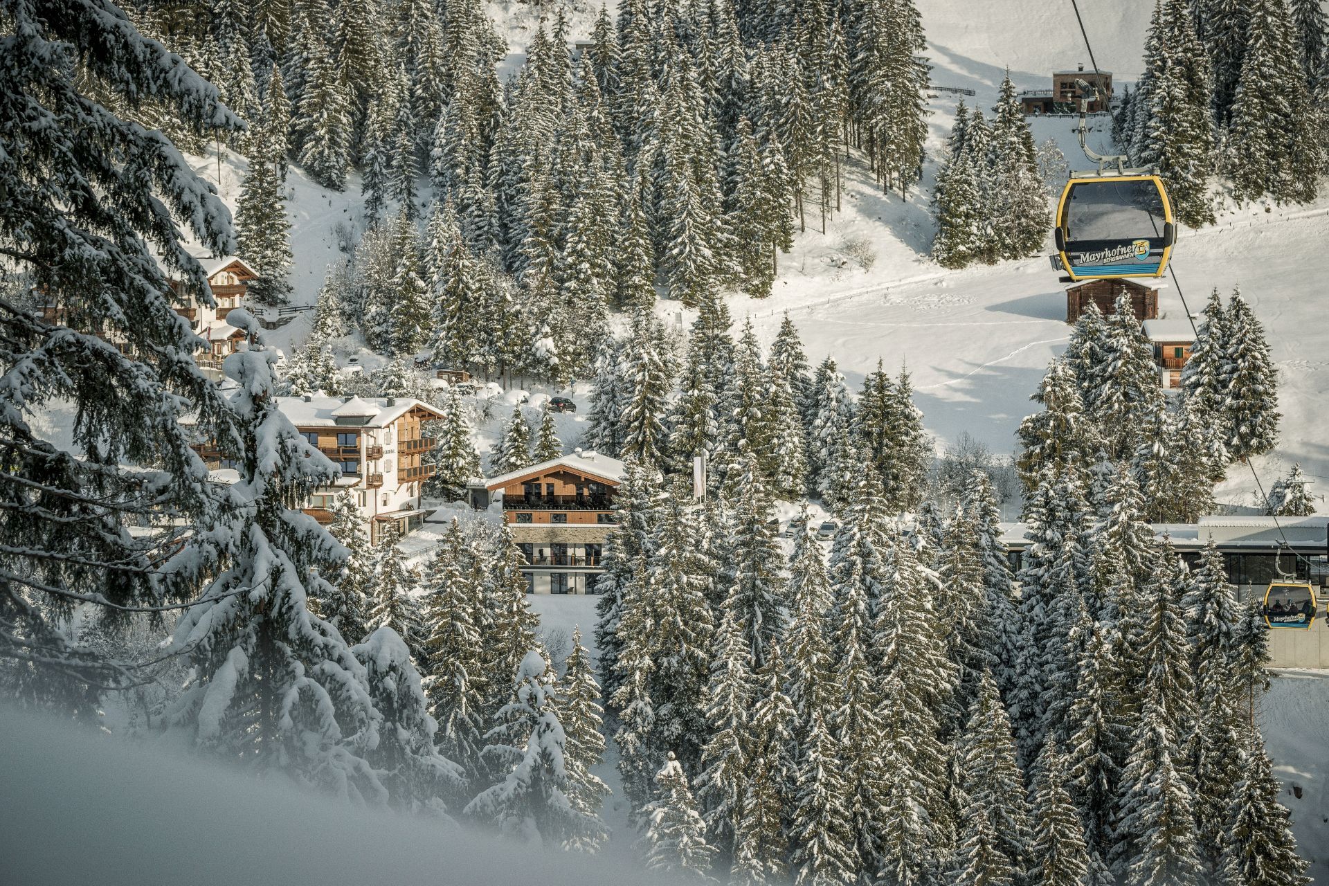 Hotelansicht im Winter von der Gondel aus - Hotel Bergkristall Hippach