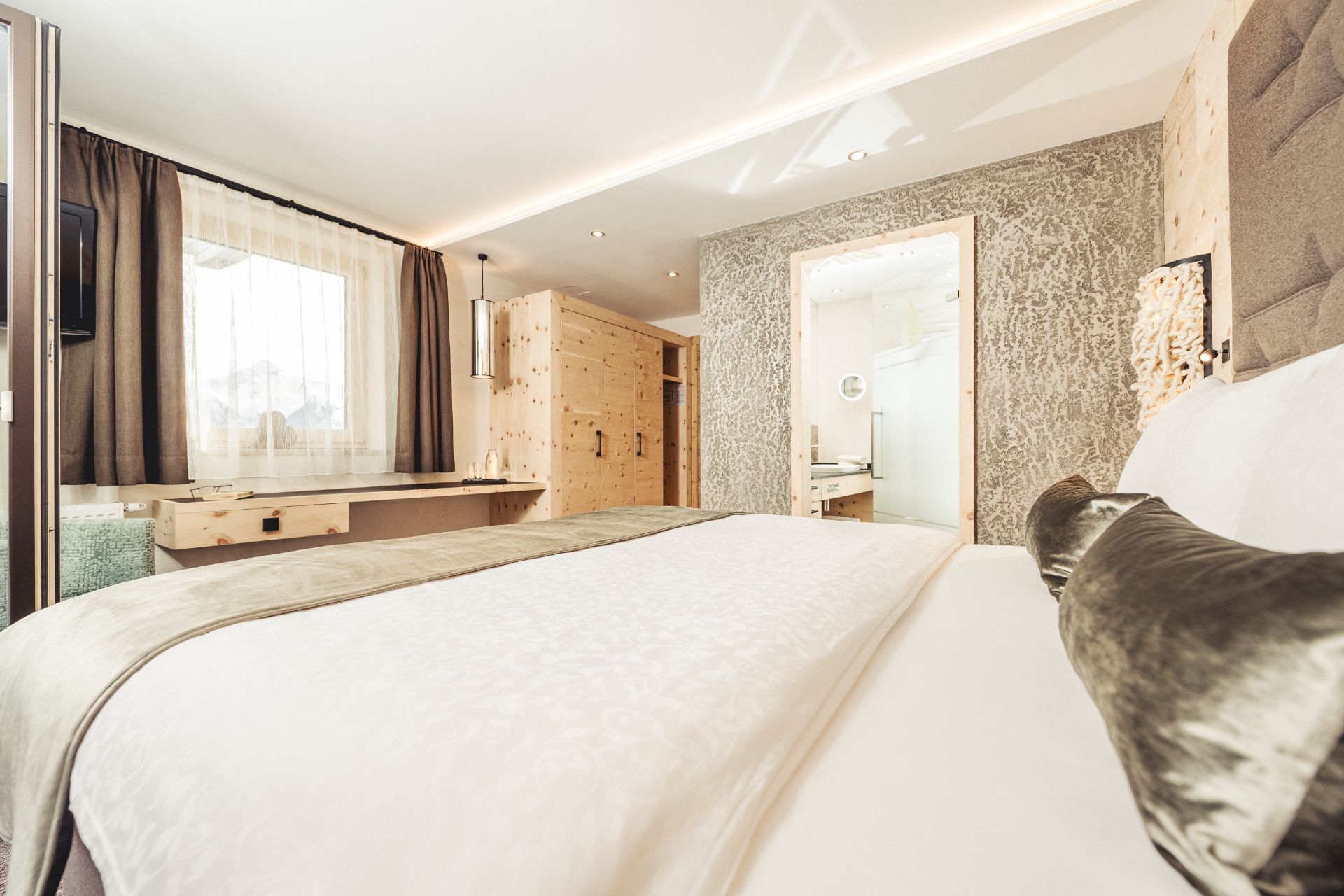Doppelbett im Doppelzimmer Zirbe im Hotel Bergkristall Hippach