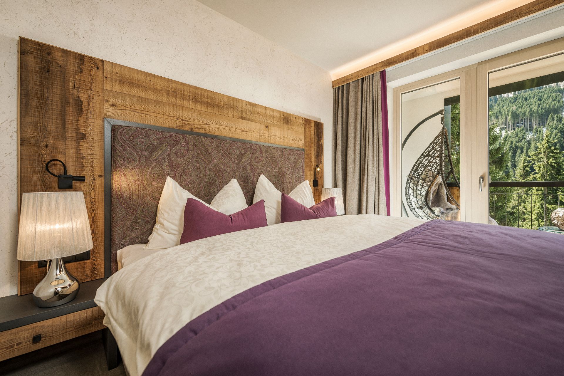 Doppelbett in der Apartmentsuite im Hotel Bergkristall Hippach