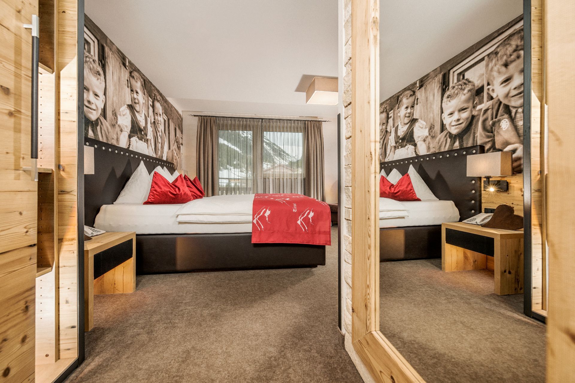 Doppelbett im Doppelzimmer Tirol im Hotel Bergkristall Hippach