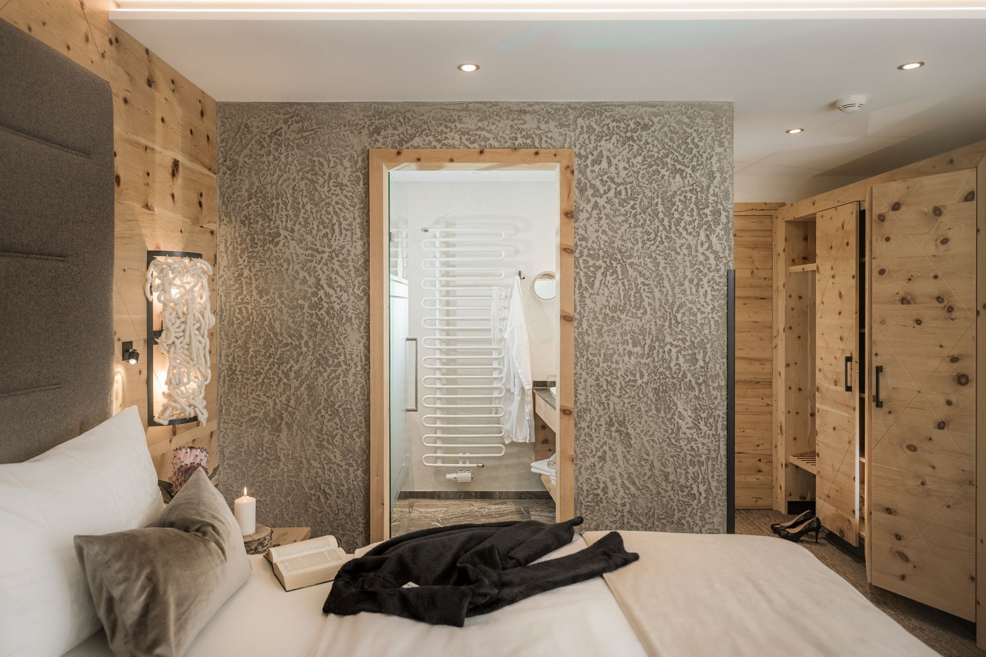 Doppelbett im Doppelzimmer Zirbennest im Hotel Bergkristall Hippach