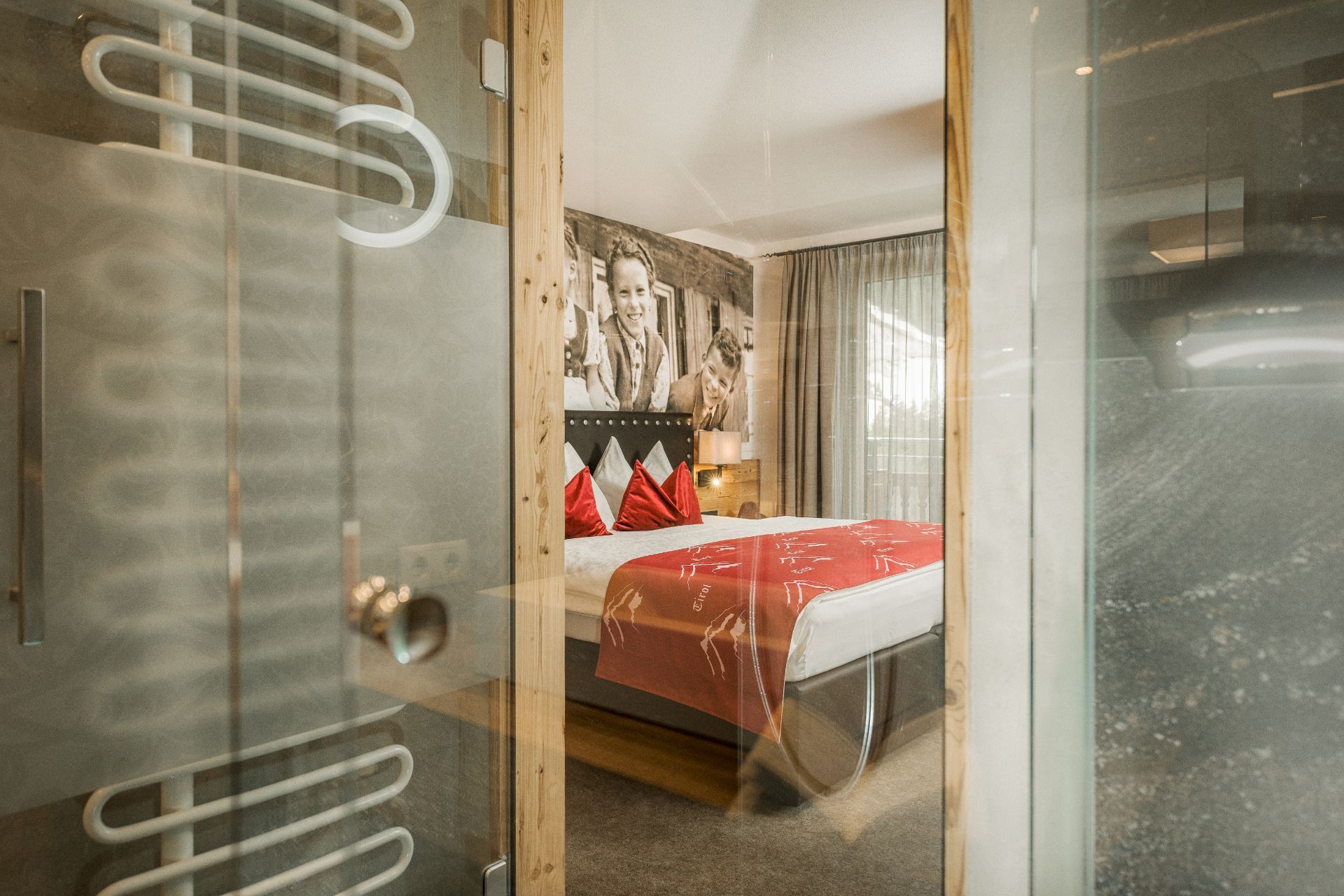 Badezimmer im Doppelzimmer Tirol im Hotel Bergkristall Hippach