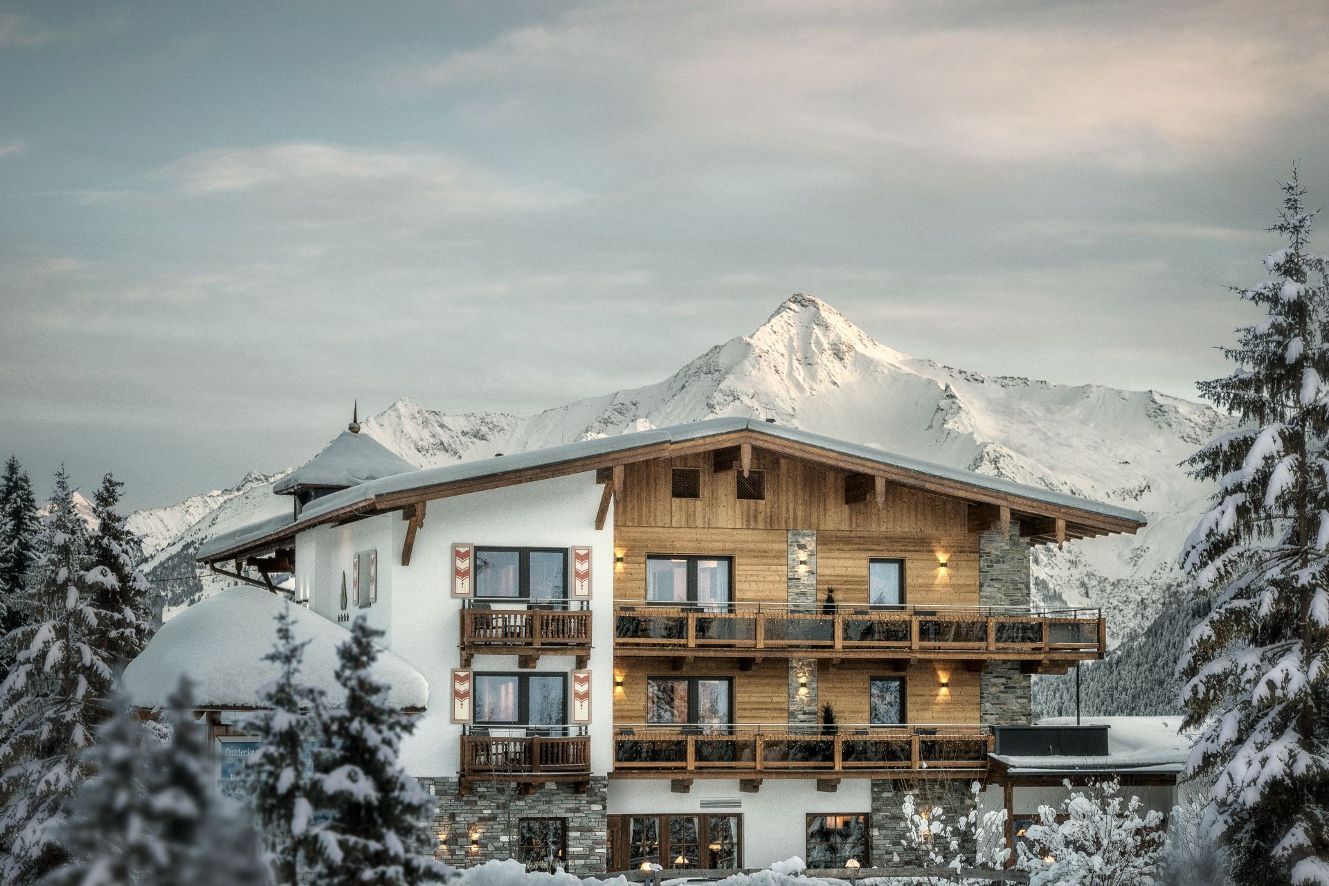 Hotelansicht im Winter - Hotel Bergkristall Hippach