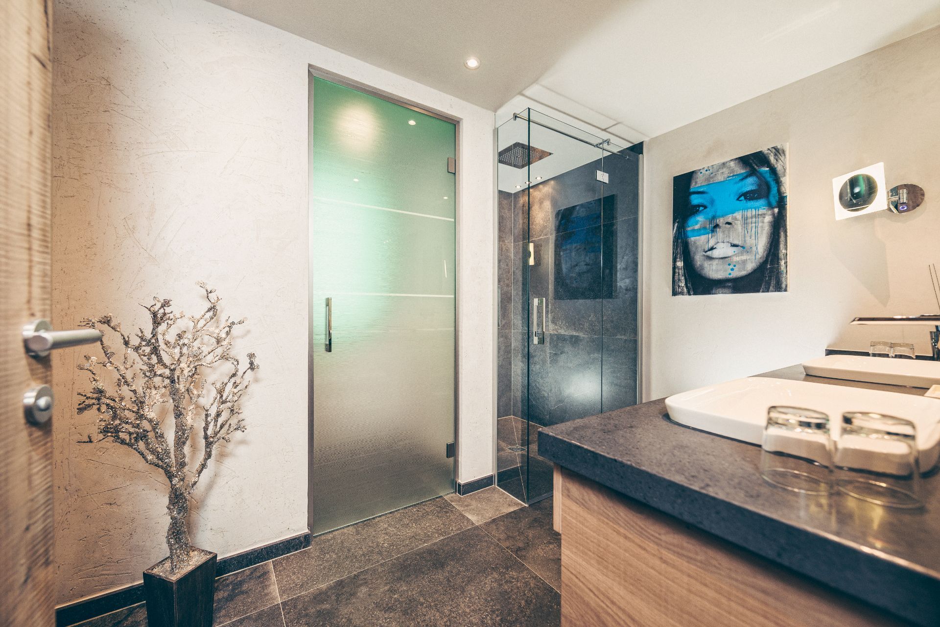 Badezimmer mit begehbarer Dusche in der Apartmentsuite im Hotel Bergkristall Hippach