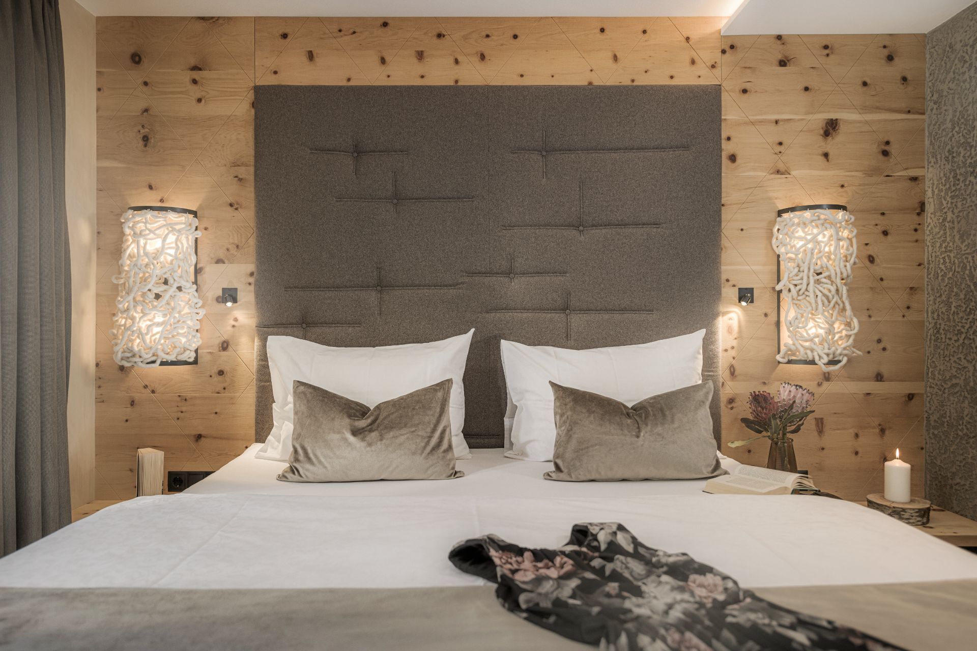 Doppelbett im Doppelzimmer Zirbennest im Hotel Bergkristall Hippach
