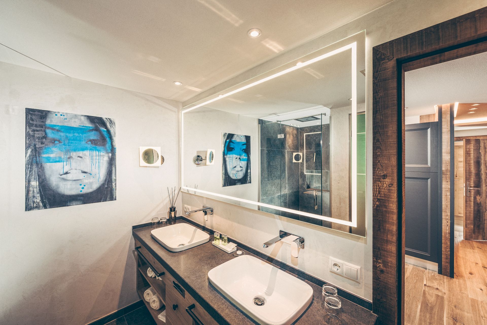 Badezimmer in der Apartmentsuite im Hotel Bergkristall Hippach