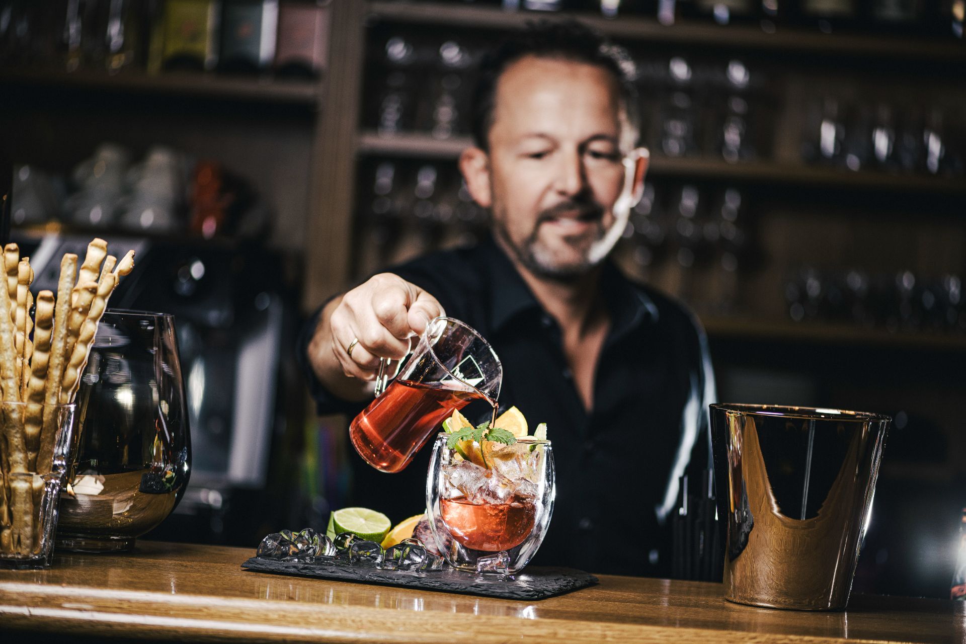 Cocktails vom Chef an der Hotelbar im Hotel Bergkristall Hippach