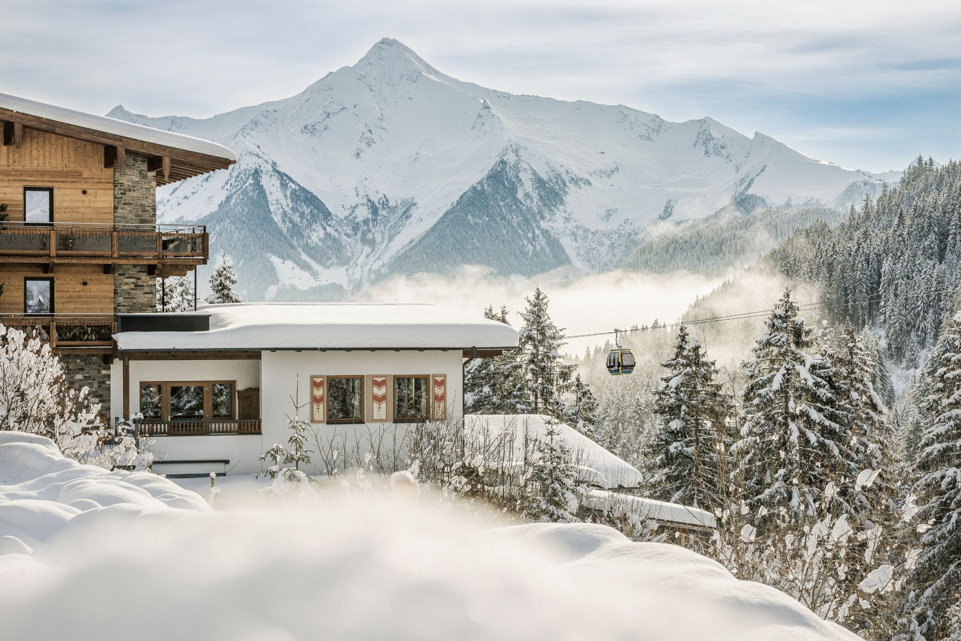 Hotelansicht im Winter - Hotel Bergkristall Hippach