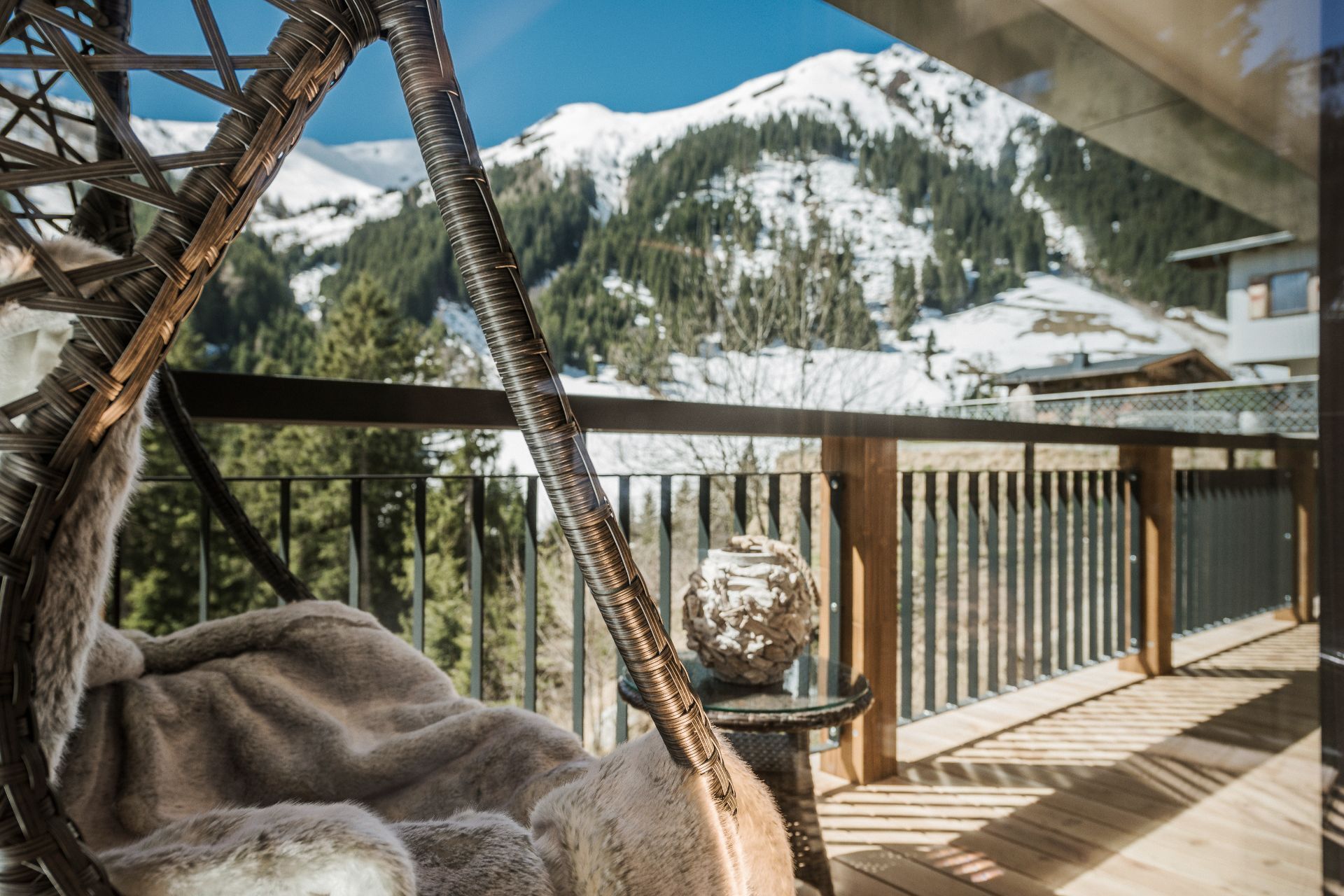 Balkon mit Relax-Hängesessel in der Apartmentsuite im Hotel Bergkristall Hippach