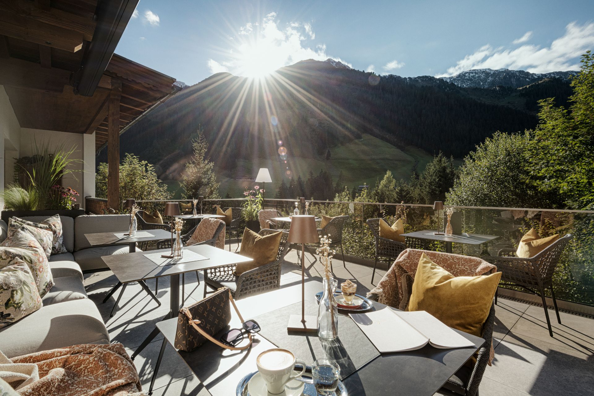 Sonnen-Terrasse im Hotel Bergkristall Hippach